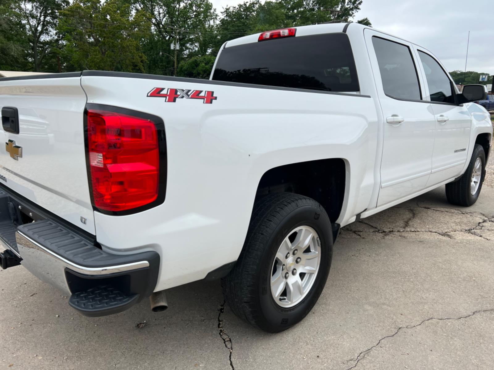 2018 White /Gray Chevrolet Silverado 1500 LT (3GCUKREC2JG) with an 5.3L V8 engine, Automatic transmission, located at 4520 Airline Hwy, Baton Rouge, LA, 70805, (225) 357-1497, 30.509325, -91.145432 - 2018 Chevrolet Silverado Crew Cab LT 4X4 5.3 V8 Gas, 142K Miles, Power Windows, Locks & Mirrors, Cold A/C, Transmission Has 12 Month Warranty, Tow Pkg, Good Tires. FOR INFO PLEASE CONTACT JEFF AT 225 357-1497 CHECK OUT OUR A+ RATING WITH THE BETTER BUSINESS BUREAU WE HAVE BEEN A FAMILY OWNED AND OPE - Photo #5